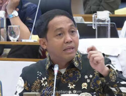 Menteri Bertahan di Tengah Duka dan Tumpukan Kayu Gelondongan