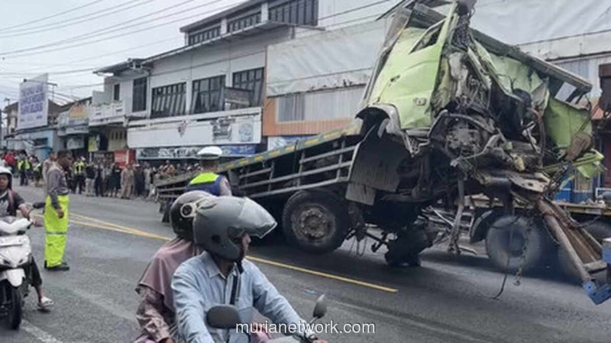 Rem Blong di Simpang Kertek, Truk Tronton 38 Ton Hancurkan Bangunan dan Lukai Lima Warga