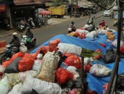 Gunungan Sampah dan Belatung di Pasar Ciputat, Warga: Sudah Sebulan Tak Tersentuh