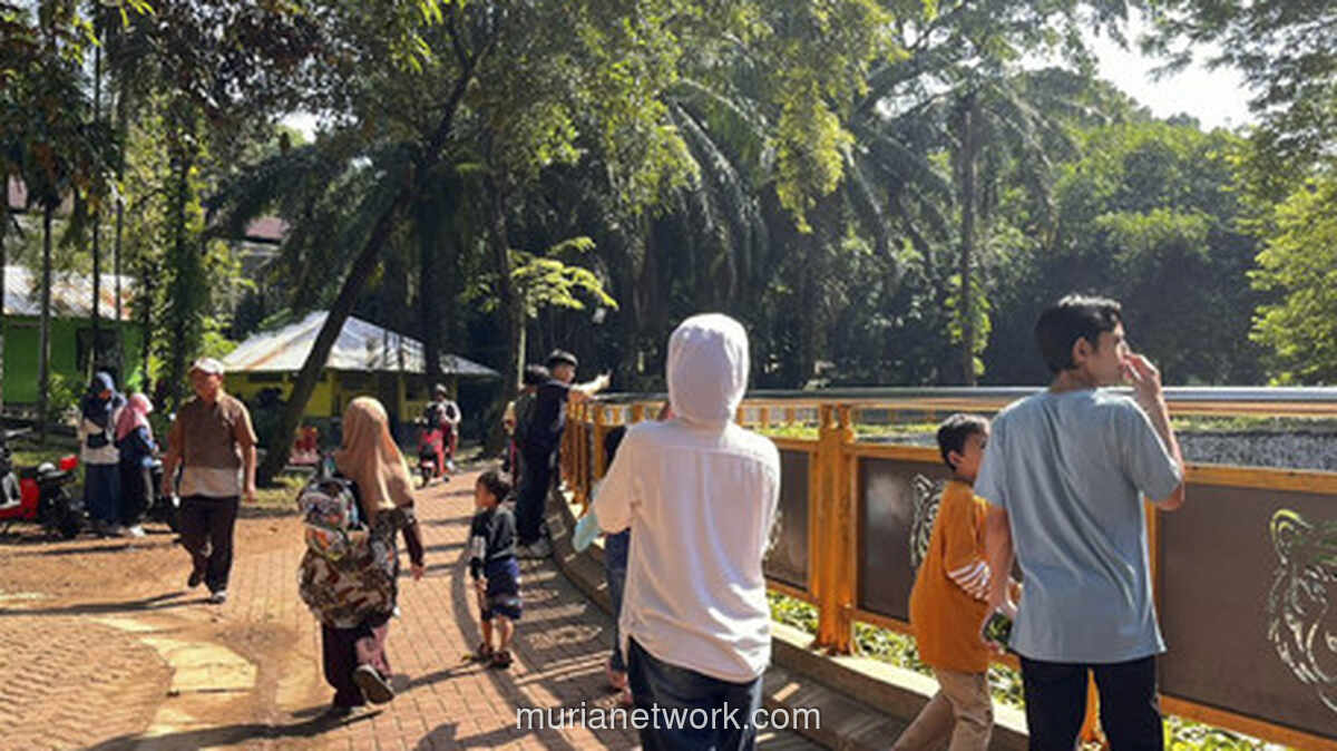 Ragunan Ramai, Kakek-Nenek dan Keluarga Pilih Liburan Murah Meriah