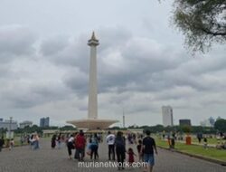 Monas Diserbu 130 Ribu Pengunjung, Tahan Hujan Demi Tontonan Cahaya