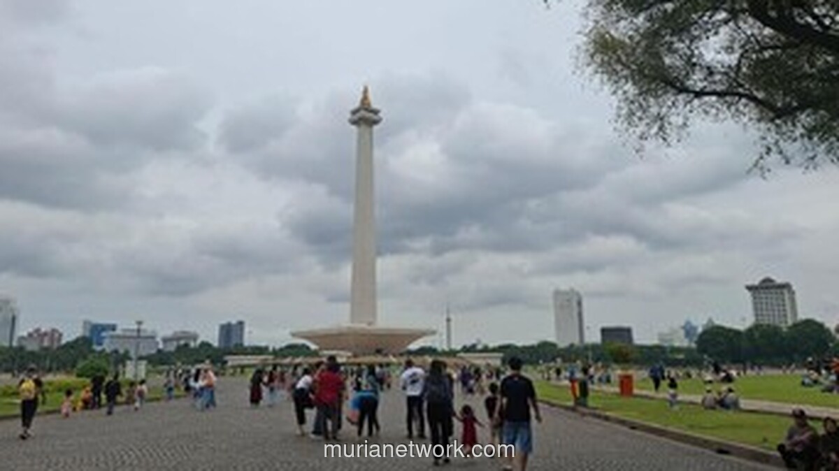 Monas Diserbu 130 Ribu Pengunjung, Tahan Hujan Demi Tontonan Cahaya