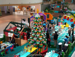 Pohon Natal LEGO Raksasa 4,5 Meter Hiasi Liburan Keluarga di Bandung