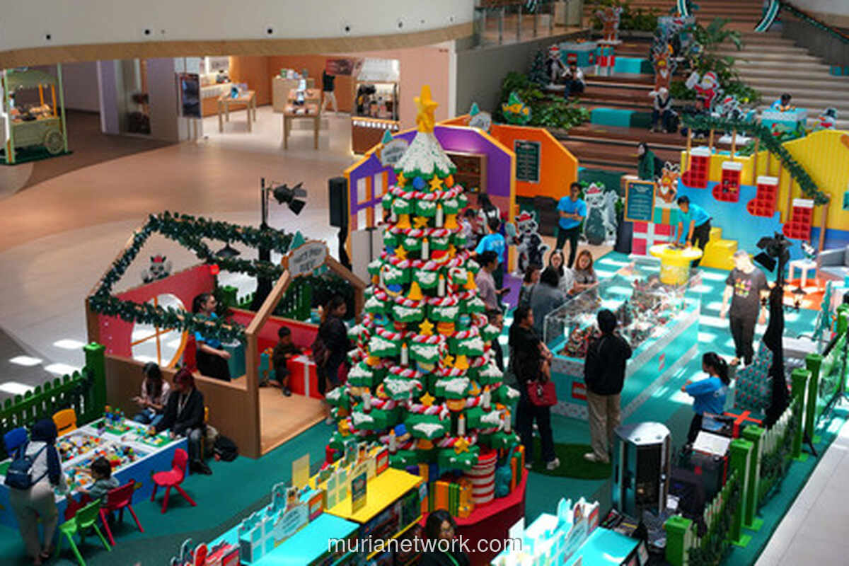 Pohon Natal LEGO Raksasa 4,5 Meter Hiasi Liburan Keluarga di Bandung