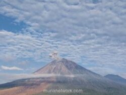 Gunung Semeru Muntahkan Awan Panas Setinggi 900 Meter