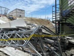 Gedung Parkir Dua Lantai di Koja Ambruk, Timpa 4 Mobil dan 1 Motor