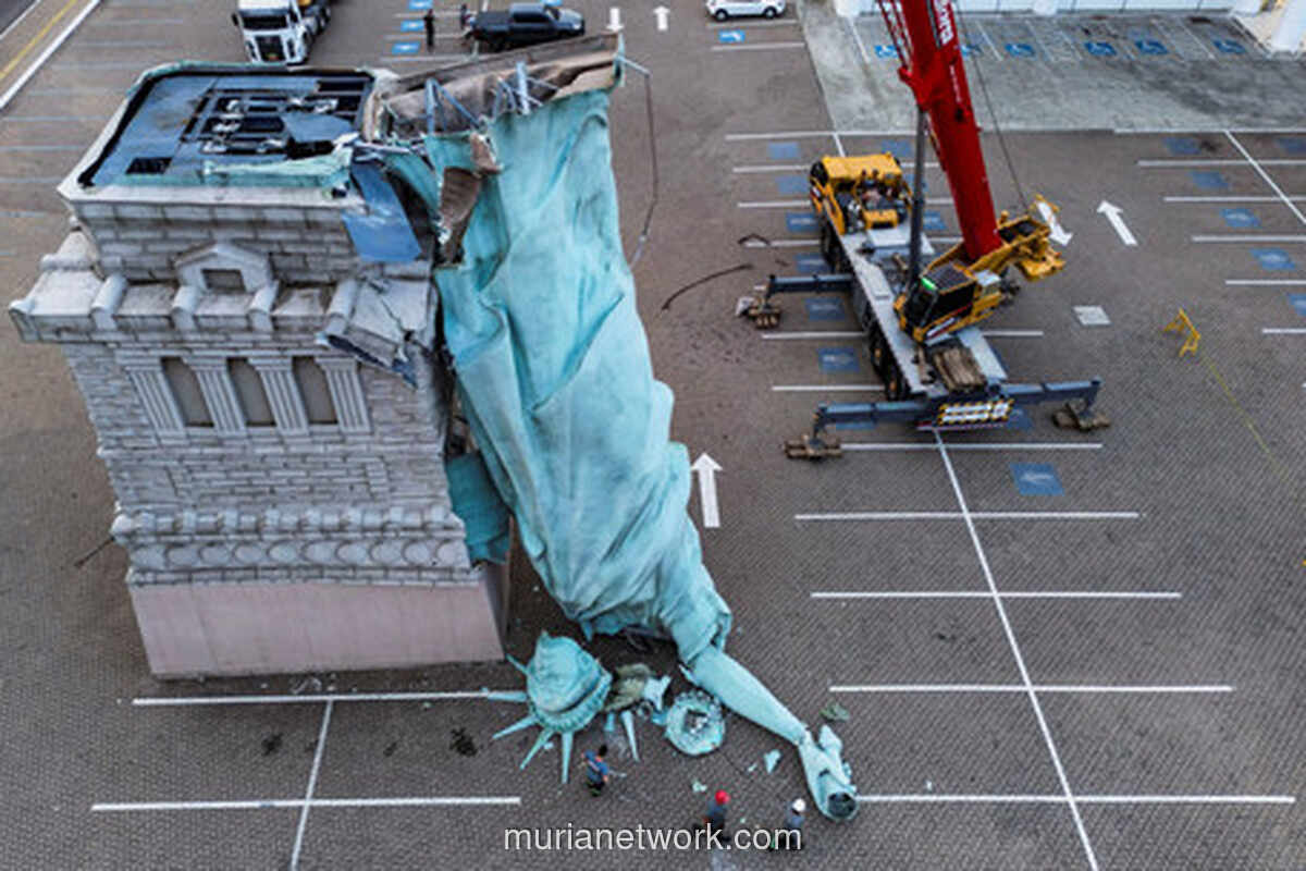 Angin Kencang Gulingkan Replika Patung Liberty di Brasil