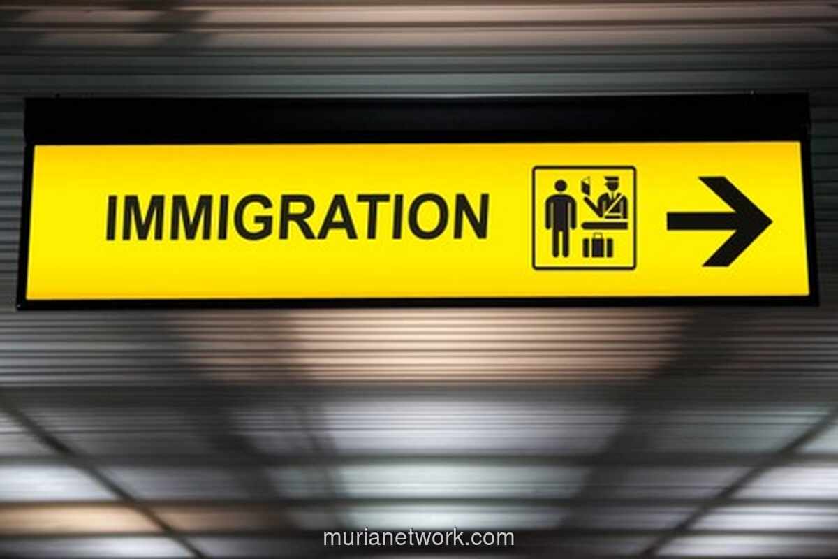 Buronan China Dikejar dari Sudirman, Akhirnya Digotong ke Pesawat