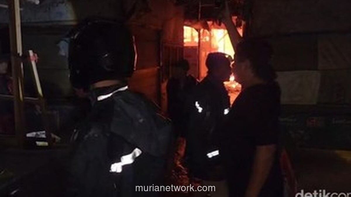 Kobaran Api Tak Terkendali Hanguskan Ratusan Kios di Pasar Lemahabang