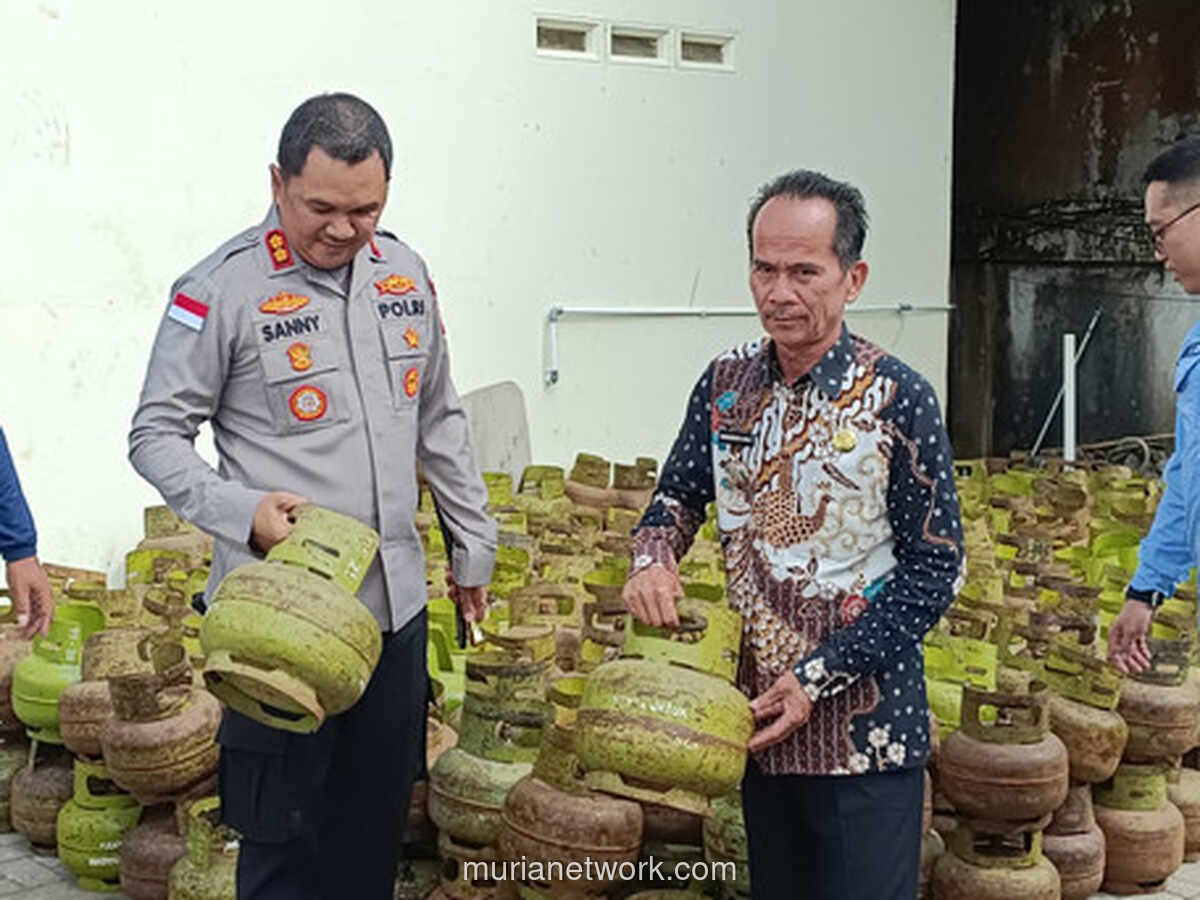 Bupati Sintang Turun Langsung Pantau Stok Sembako Jelang Nataru