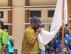 Lima Mantan Anggota OPM Nyanyikan Indonesia Raya dan Cium Bendera di Intan Jaya