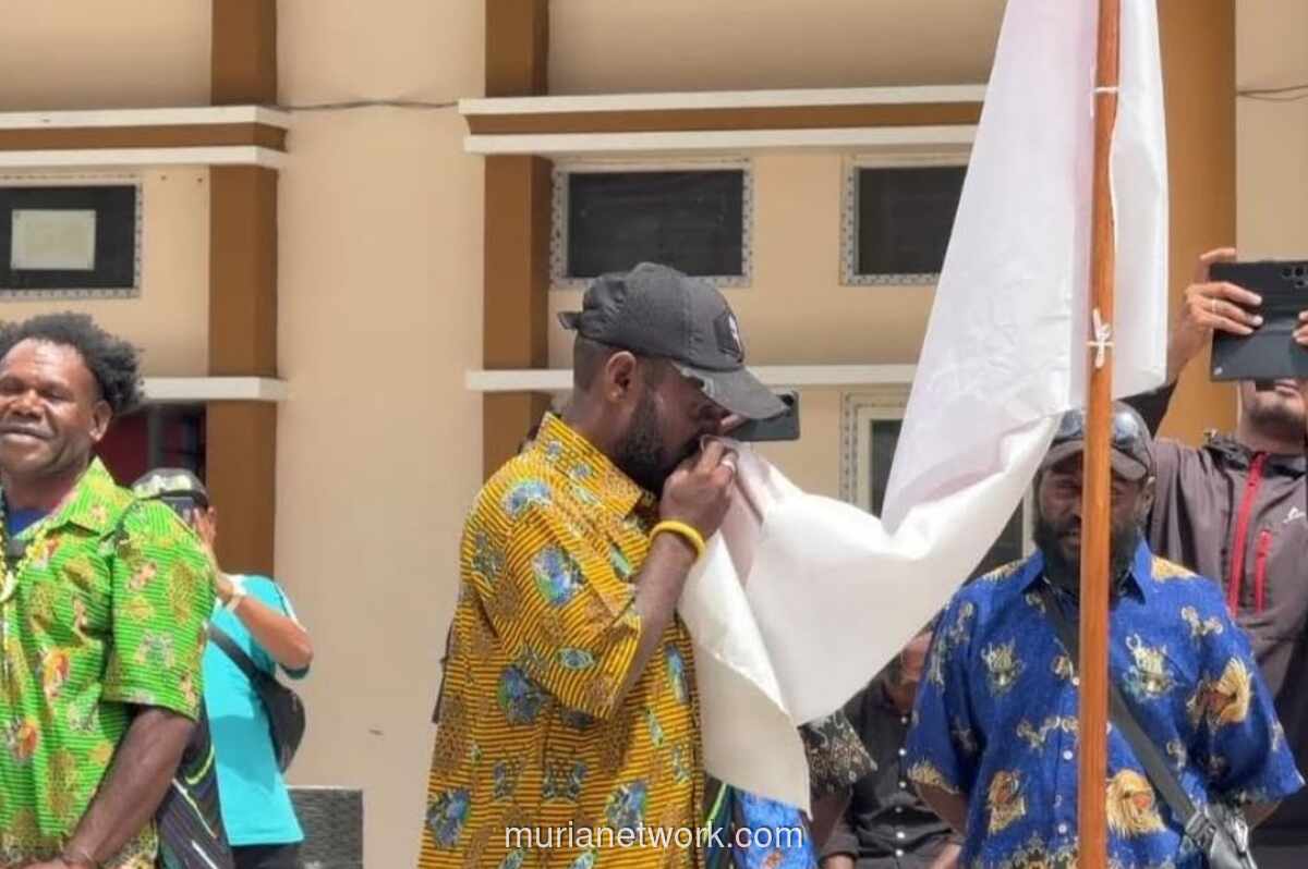 Lima Mantan Anggota OPM Nyanyikan Indonesia Raya dan Cium Bendera di Intan Jaya