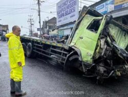 Rem Blong di Turunan Kertek, Truk Tronton Hantam Tugu hingga Lima Orang Terluka