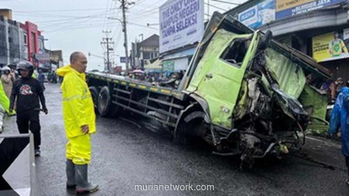 Rem Blong di Turunan Kertek, Truk Tronton Hantam Tugu hingga Lima Orang Terluka