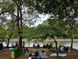 Kapolda Metro Jaya Sapa Pengunjung dan Bagikan Bantuan di Ragunan yang Ramai