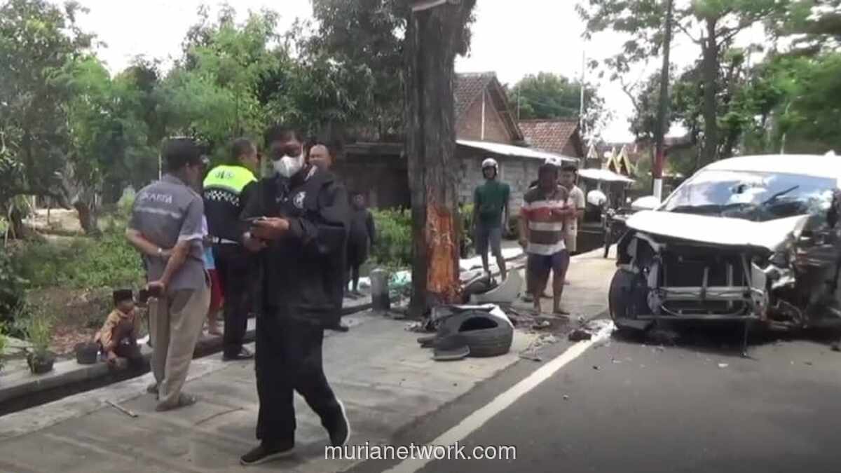 Mobil Putih Melaju Kencang, Kecelakaan Beruntun Ricuhkan Jalan Raya Nganjuk