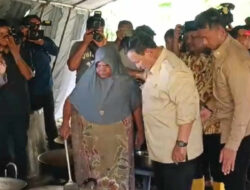 Prabowo Cicipi Langsung Nasi Bungkus Pengungsi di Bireuen