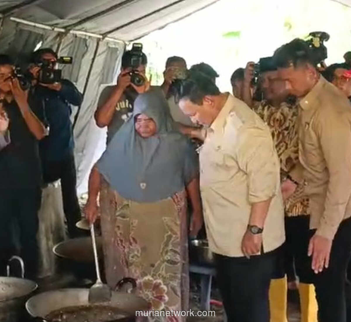 Prabowo Cicipi Langsung Nasi Bungkus Pengungsi di Bireuen