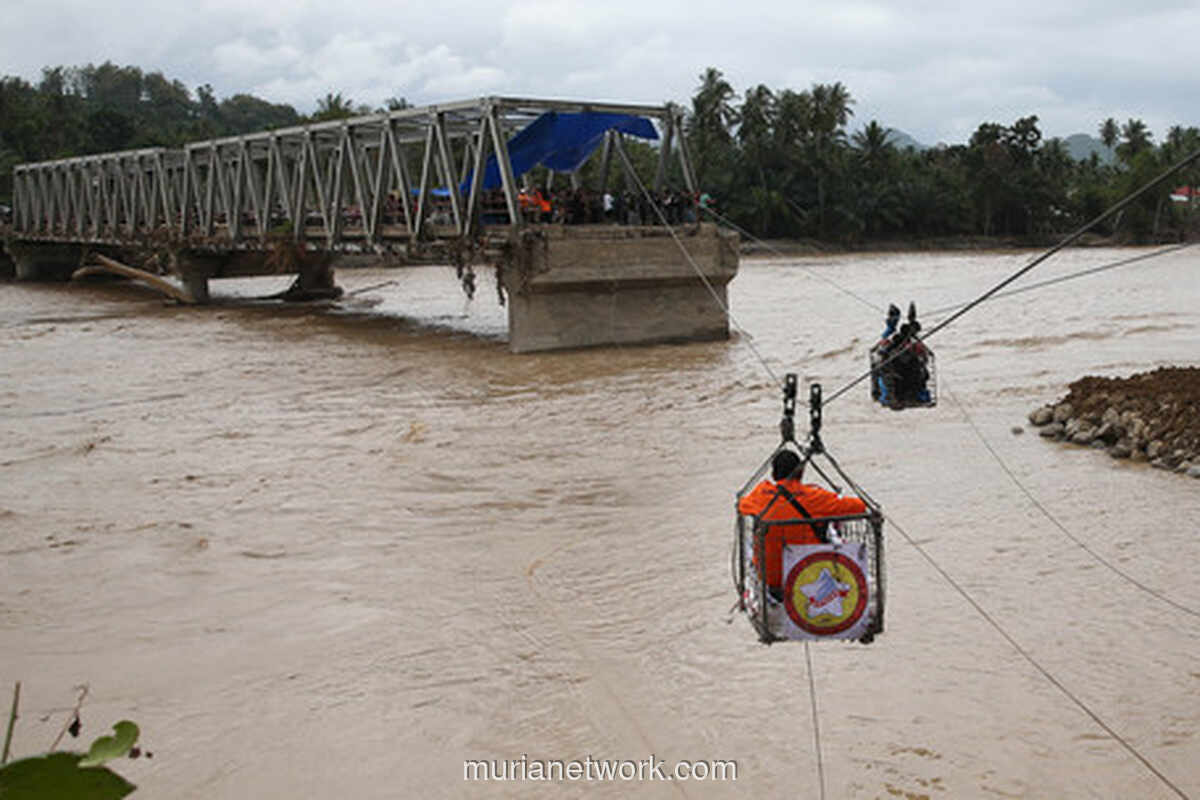 Kabel Baja dan Rakit Ban: Kisah Warga Bireuen Bertahan Usai Jembatan Putus