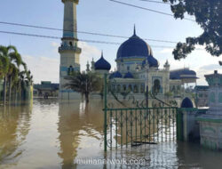 Masjid Azizi Bertahan di Tengah Banjir, Sejarah Panjangnya Terendam Air