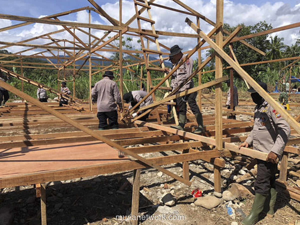 Hijau dan Cokelat Beradu Palu, Hunian Darurat Tumbuh di Sisa Banjir Sumbar