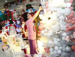 Pohon Natal Pink, Inovasi Sujani untuk Nuansa Teduh dan Elegan