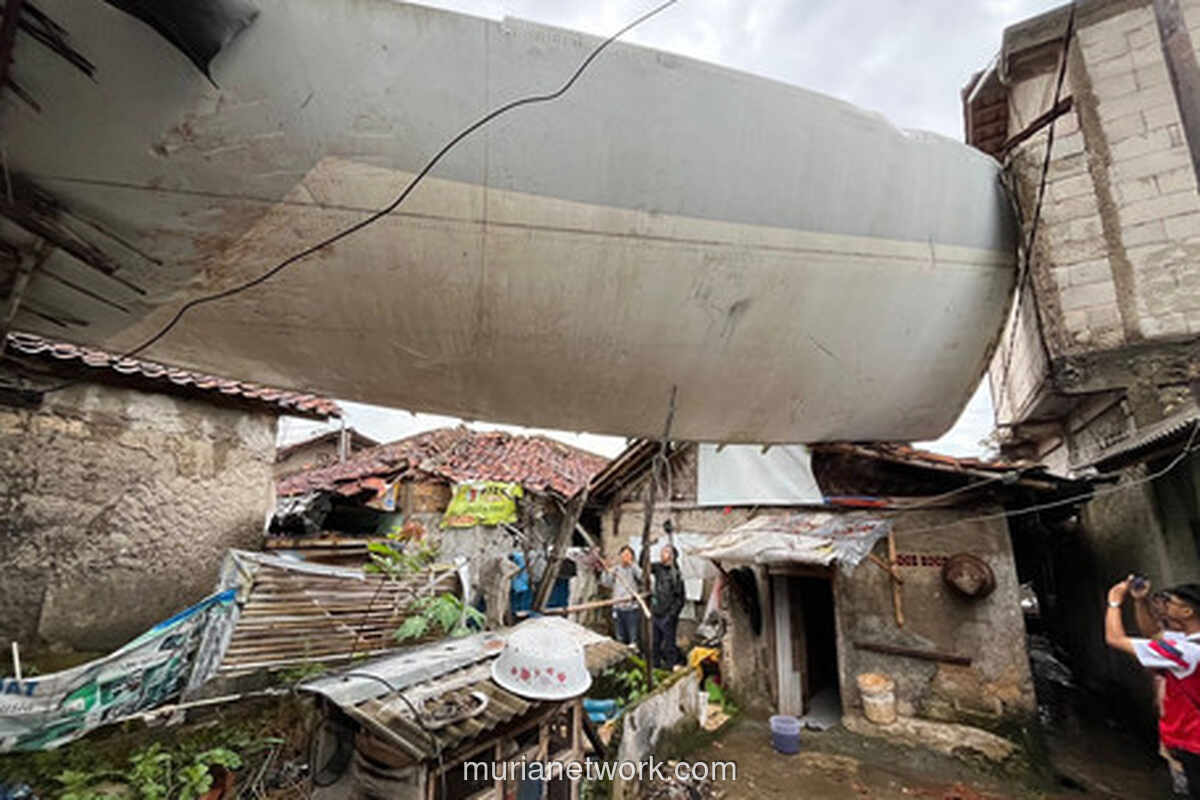 Angin Puting Beliung Terbangkan Bangkai Sayap Pesawat, Timur Bogor Porak-Poranda