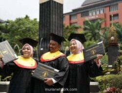 Tiga Toga, Satu Keluarga: Kisah Wisuda Bersama di Fakultas Hukum UB
