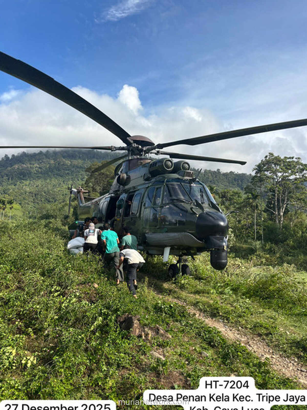 Helikopter TNI Turunkan Bantuan Pangan, Huntara Dibangun untuk Korban Bencana Aceh dan Sumbar