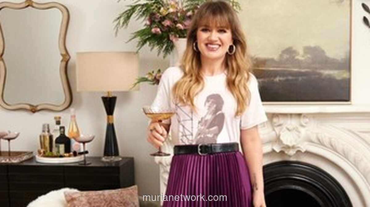 Di Balik Lagu Ceria Natal Kelly Clarkson, Ada Duka yang Baru Saja Menyapa