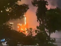 Petugas Keamanan Mal Sarinah Padamkan Api Billboard di Thamrin