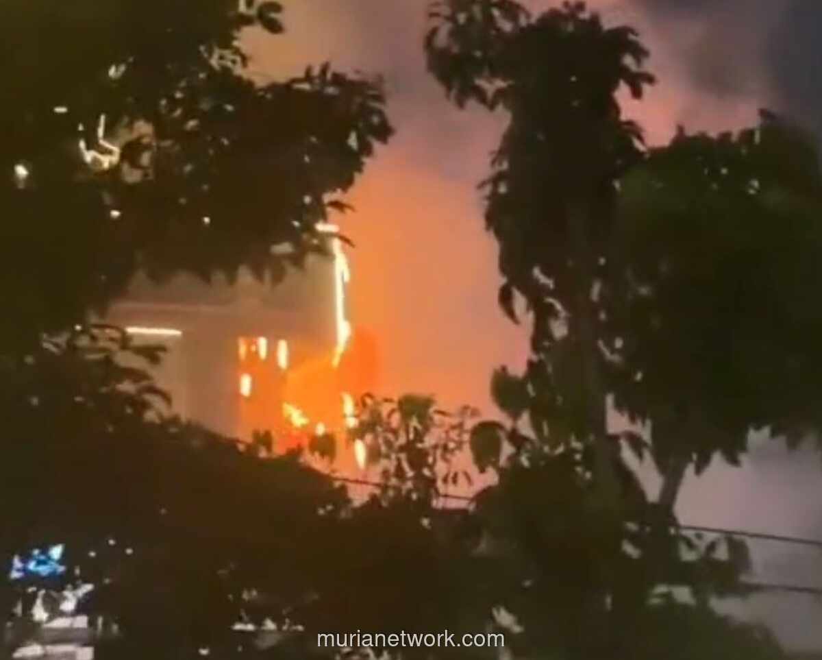 Petugas Keamanan Mal Sarinah Padamkan Api Billboard di Thamrin