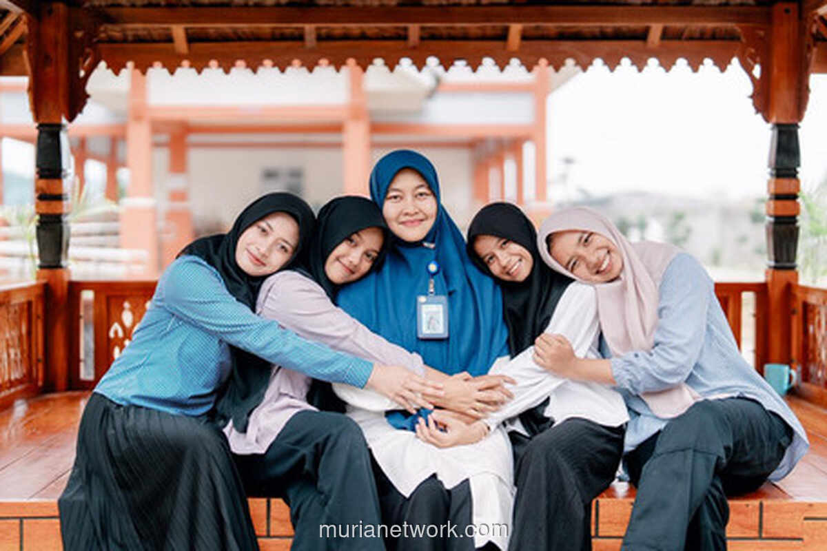 Amplop Kebahagiaan Bunda Lina: Menyulam Harapan di Asrama Penuh Cerita