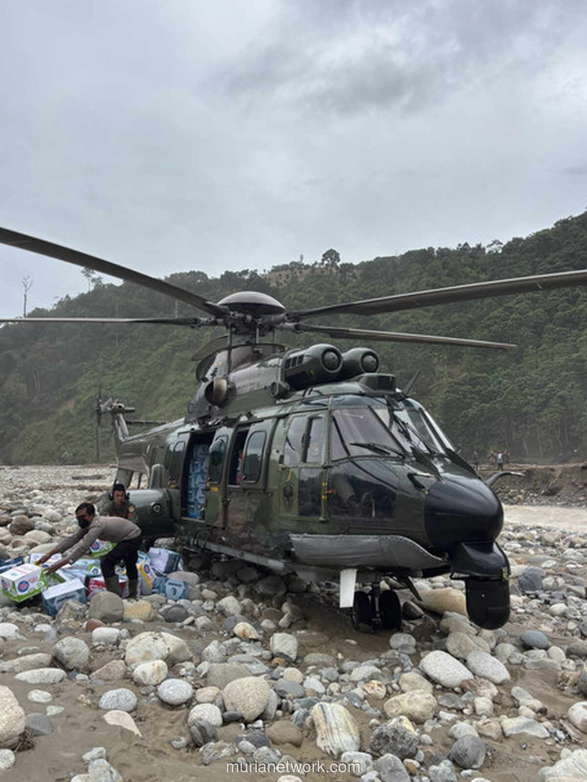 Helikopter TNI AU Mendarat di Tengah Sungai Demi Bantuan Korban Bencana