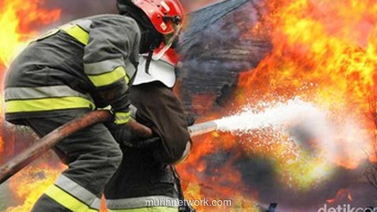 Billboard Ikonik Sarinah Ludes Dilahap Api, 8 Unit Damkar Dikerahkan