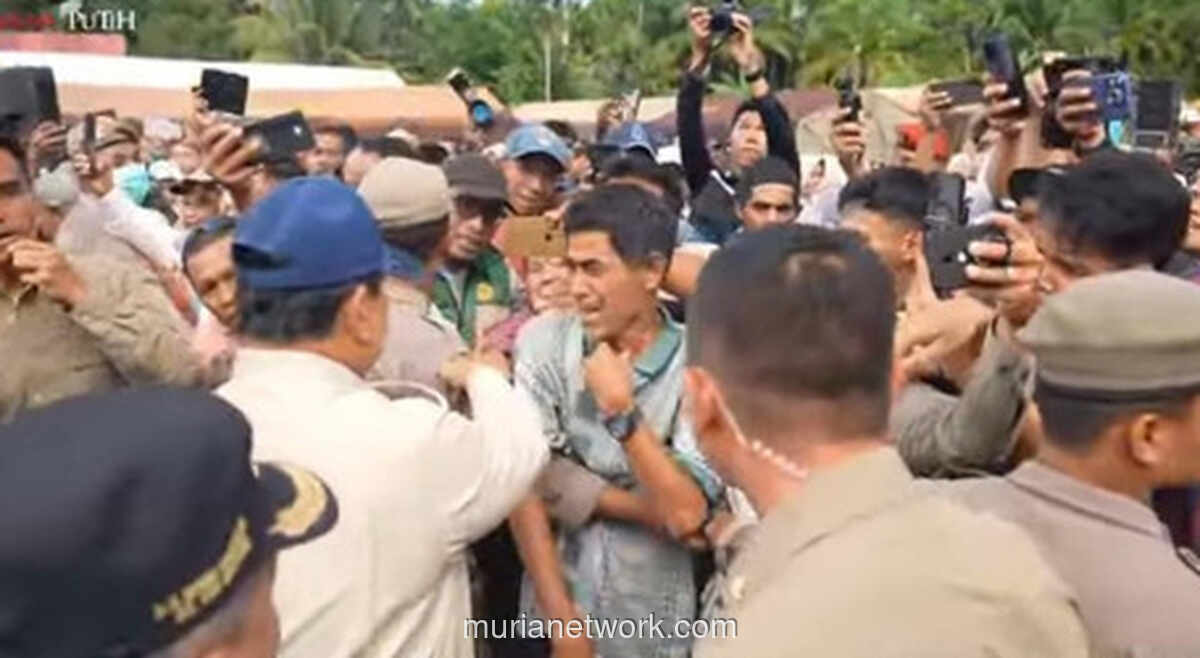 Di Tengah Reruntuhan, Prabowo Menepuk Pundak Kakek yang Menangis
