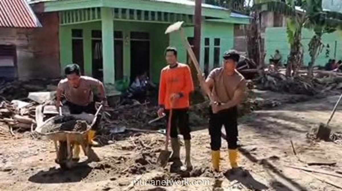 Bahu-Membahu di Tengah Lumpur, Polisi dan Warga Bersihkan Desa Pasca Banjir Bandang