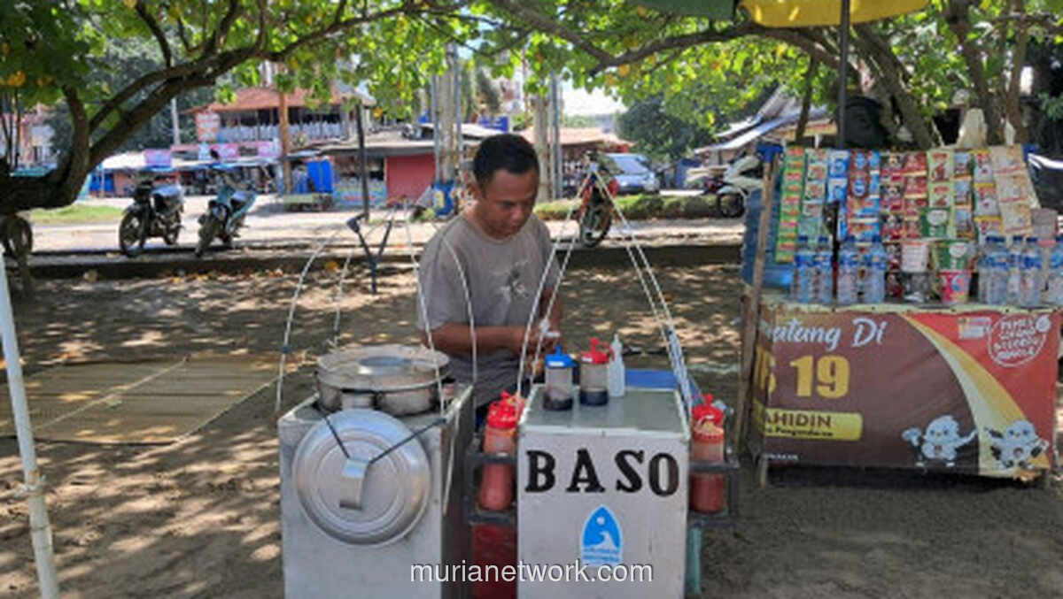Di Balik Gerobak Bakso Pangandaran: Kisah Nelayan yang Bertahan di Tepian