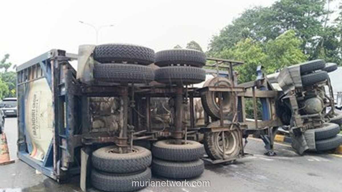 Truk Tangki Terguling, Tol JORR Cikunir Lumpuh 3 Kilometer