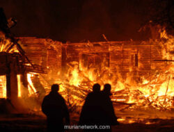 18 Unit Damkar Dikerahkan Hadapi Kobaran Api di Pasar Induk Kramat Jati