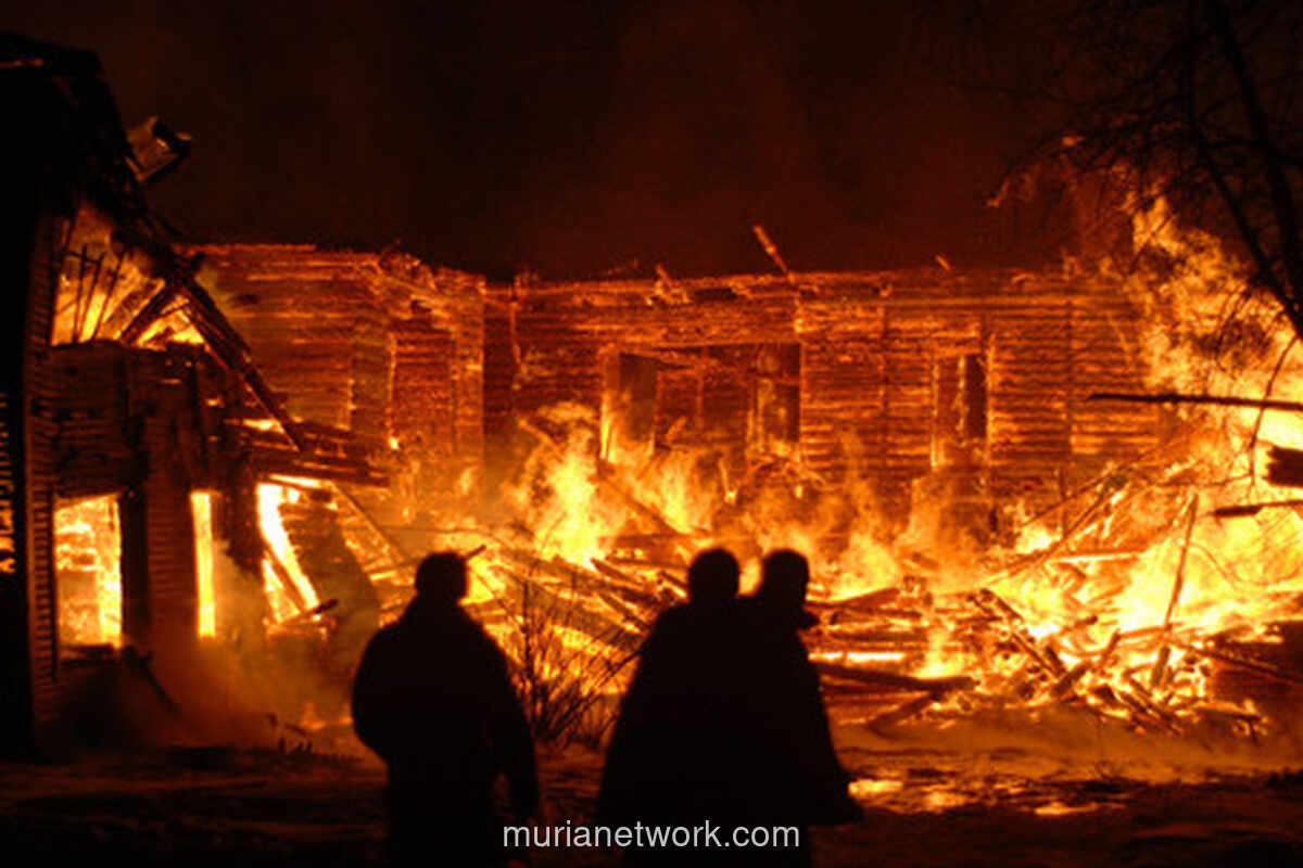 18 Unit Damkar Dikerahkan Hadapi Kobaran Api di Pasar Induk Kramat Jati