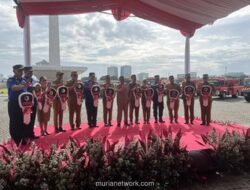 Gubernur Pramono Anung Serahkan Armada Damkar ke 14 Daerah di Monas