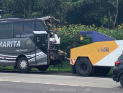 Bus Ringsek Parah Tabrak Truk di Jagorawi, Sopir Terjepit Rongsokan
