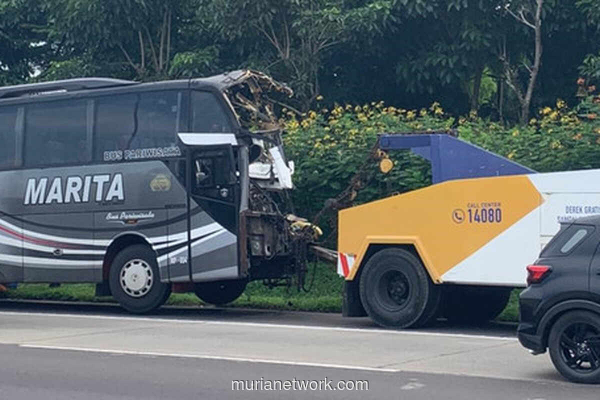 Bus Ringsek Parah Tabrak Truk di Jagorawi, Sopir Terjepit Rongsokan