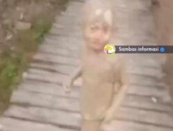 Bocah Sambas Pulang Bermain, Badan Penuh Lumpur tapi Senyum Tak Pudar