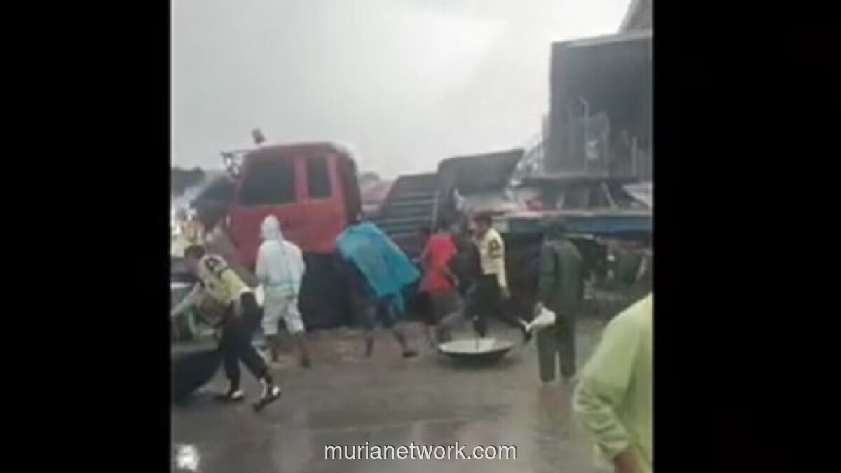 Truk Kontainer Meluncur Sendiri, Hantam Empat Warung di Grobogan