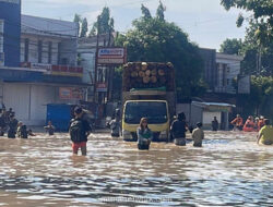 Dayeuhkolot Lumpuh Lagi, Warga Terpaksa Nekat Terobos Banjir Setinggi Pinggang