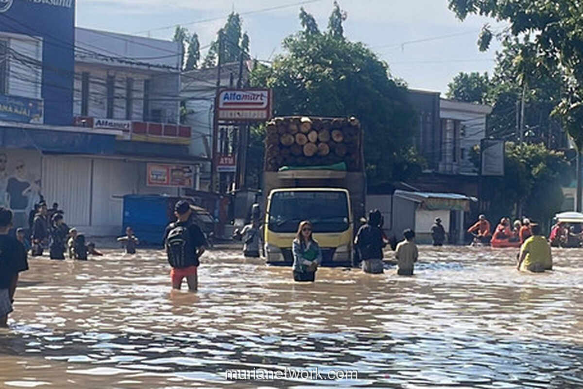 Dayeuhkolot Lumpuh Lagi, Warga Terpaksa Nekat Terobos Banjir Setinggi Pinggang