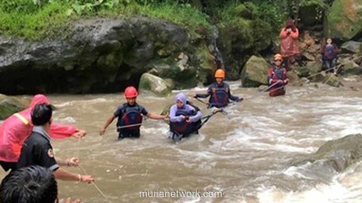 Lima Wisatawan Terjebak di Curug Seribu Usai Debit Air Melonjak Drastis