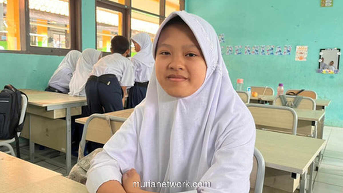 Makan Gratis di Sekolah, Siswi Ini Akhirnya Bisa Nabung untuk Sepatu Baru